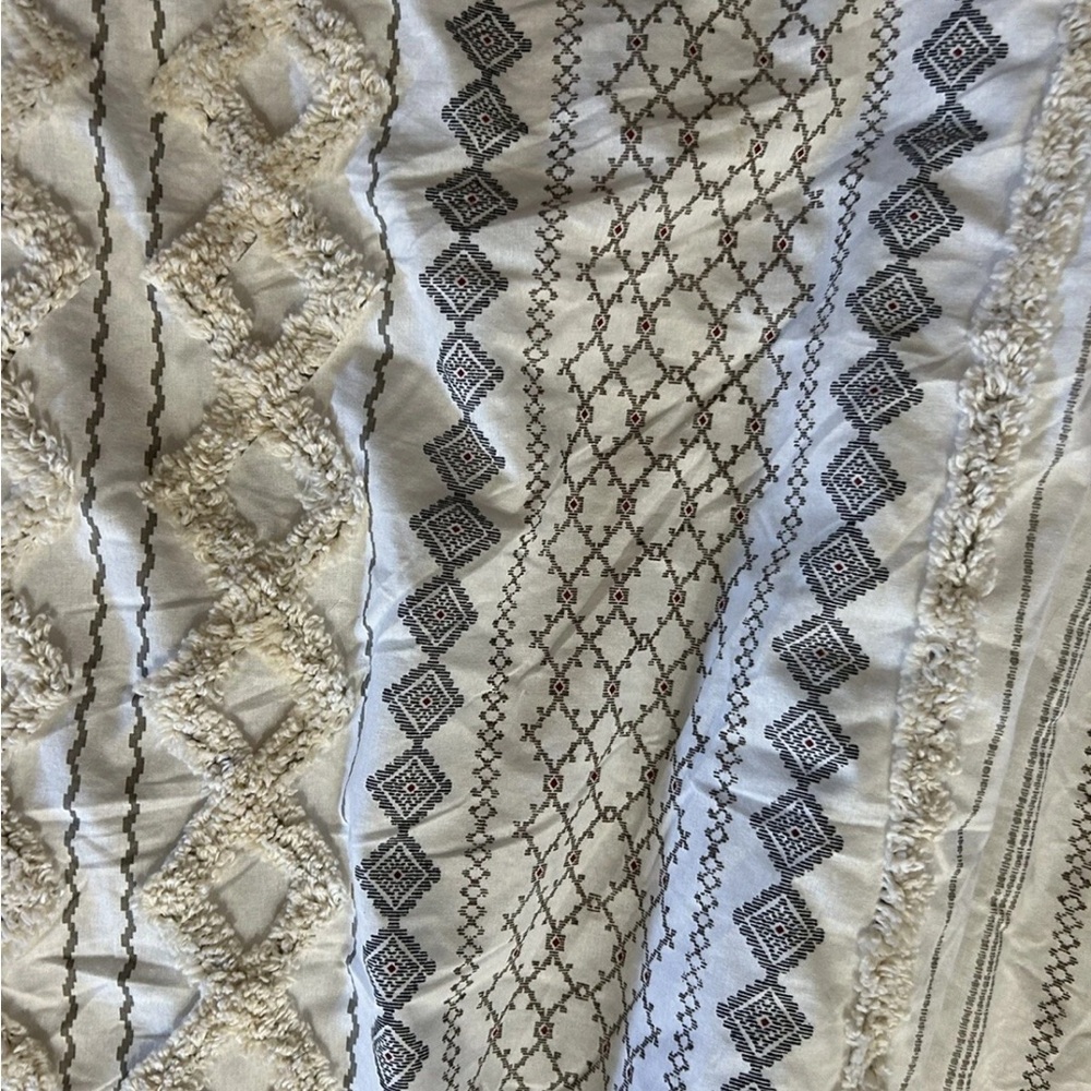 White and Gray Comforter ink & Ivy King size with shams